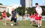 Freddie Ljungberg hướng dẫn cầu thủ nhí chơi bóng