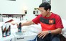 Bác sĩ Đồng Xuân Lâm pha nước uống cho đội U19 VN