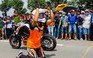 Xôn xao clip tay đua người Malaysia vái lạy khán giả Việt