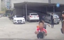 [VIDEO] Thót tim cảnh trẻ em bất ngờ lao vào đầu ô tô