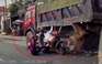[VIDEO] Hai cô gái phóng xe máy suýt chết vì xe tải dừng bên đường