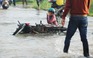 Người Sài Gòn té xe, lội nước ngay đầu tuần vì triều cường