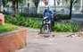 Sài Gòn lắp barie trên vỉa hè: Bảo vệ người đi bộ, chống xe máy leo lề