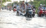 Triều cường dâng cao, người Sài Gòn ngã nhào ướt sũng trên đường
