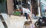 Bỏ bậc tam cấp chiếm vỉa hè, dân leo tường cả mét vào nhà ở Sài Gòn