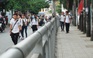 Vỉa hè Sài Gòn lắp rào sắt: Hàng rong biến mất, người đi bộ ung dung