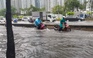 Đường Nguyễn Hữu Cảnh ngập sâu do mưa lớn: Chủ máy bơm nói chống ngập thành công
