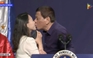 Tổng thống Duterte gây bão vì hôn môi phụ nữ có chồng