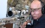 Tổng thống Nga Putin trổ tài thiện xạ với súng bắn tỉa Kalashnikov