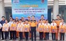 Tặng áo phao cho học sinh xã đảo Long Sơn