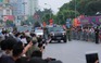 Dân Hà Nội hò reo chào đón đoàn xe chở Tổng thống Obama