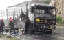 [VIDEO] Dân vào 'hôi của' hàng hóa trên xe cháy mặc tài xế khóc van xin