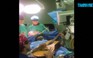 Bệnh nhân gảy đàn trong khi được phẫu thuật não