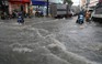 Nước ngập chảy xiết như thác, đường phố TP.HCM hỗn loạn sau mưa lớn