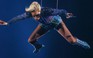 Lady Gaga bay trên sân khấu Super Bowl