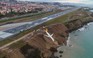 Máy bay Thổ Nhĩ Kỳ trượt khỏi đường băng, nằm cheo leo trên vách đá