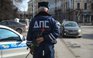 Cảnh sát giao thông Nga yêu cầu dừng xe, tặng hoa cho nữ tài xế