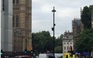 Xe hơi đâm vào hàng rào trước Quốc hội Anh, nhiều người bị thương