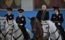 Tổng thống Nga cưỡi ngựa cùng nữ cảnh sát mừng 8.3