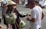 Bị khách Trung Quốc hành xử thô bạo, chị bán chuối chỉ biết 'khóc ròng'?