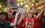 Olympic Việt Nam thắng, muôn kiểu ăn mừng của CĐV Việt Nam
