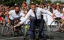 Tổng thống Pháp ngồi xe lăn chơi quần vợt