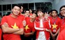 Fan ghen tị khi Nguyên Vũ vào hậu trường ôm cứng các cầu thủ U.23 Việt Nam