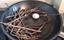 Bồ câu đẻ trứng vào chảo trên bếp