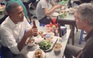 Xem tổng thống Mỹ cùng đầu bếp đài CNN vào quán ăn bún chả ở Hà Nội