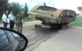 Nga: Xe tăng lật ngửa sau khi rơi từ xe tải xuống