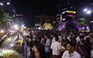 Biển người Sài Gòn xuống phố dạo chơi đêm Giao thừa Tết Đinh Dậu