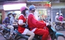 Bám càng 'ông già Noel' cưỡi... xe máy đi phát quà ở Sài Gòn