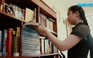 'Choáng' với tủ sách toàn văn chương và triết học của tài năng pinano Nguyệt Minh