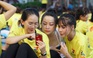 1.000 người ‘rủ nhau’ ra phố đi bộ Nguyễn Huệ tập yoga từ sáng sớm
