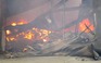 Ba công nhân bị mắc kẹt trong đám cháy lớn tại nhà máy bánh kẹo Tràng An