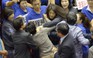 Nữ nghị sĩ Đài Loan bóp cổ nhau khi tranh luận