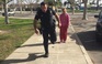 Cảnh sát tử tế chơi nhảy lò cò với cô bé vô gia cư