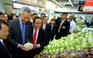 Thủ tướng Lý Hiển Long cùng phu nhân tham quan, mua nông sản Việt