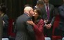 Bất ngờ đại sứ Mỹ-Nga vẫn vui vẻ ôm hôn trước màn đấu khẩu