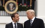 Hội kiến Trump - Macron: Từ ân cần phủi gàu, đến lúng túng 'hôn kiểu Pháp'