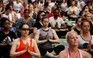 12.000 người tập yoga tại Quảng trường Thời đại, New York