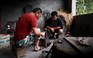 Chán hàng sản xuất hàng loạt, giới trẻ Trung Quốc quay về mê chảo rèn thủ công