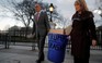 Nghị sĩ Dân chủ đem 'rác Trump' đến Nhà Trắng phản đối việc đóng cửa chính phủ