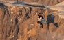 Ấn tượng 'người bay' mang ba lô phản lực biểu diễn trên độ cao 1.800 m