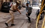 Đánh đòn, bắt hít đất: những hình phạt lạ của cảnh sát Ấn Độ với người vi phạm phong tỏa chống dịch Covid-19