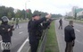 Tổng thống Belarus xách súng AK đi làm, quân đội cảnh báo phong trào biểu tình