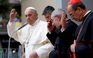 Vatican thu không đủ bù chi, Giáo hoàng muốn giảm lương hồng y để giữ nhân viên