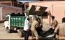 Video cảnh sát đẩy thi thể người chết vì Covid-19 lên xe rác gây bức xúc tại Ấn Độ