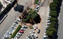 Mặt đường bất ngờ 'ngoác mồm' nuốt chửng nhiều xe tại Jerusalem