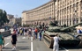 Xe tăng, tên lửa Nga bị 'bêu' giữa Kyiv nhân dịp lễ lớn